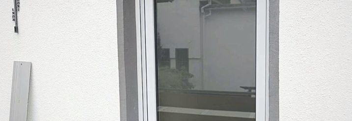 Fenster in einer weißen Hauswand